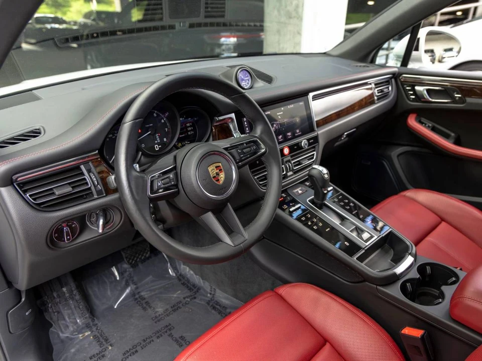 2025 Porsche Macan - Image 4 of 5