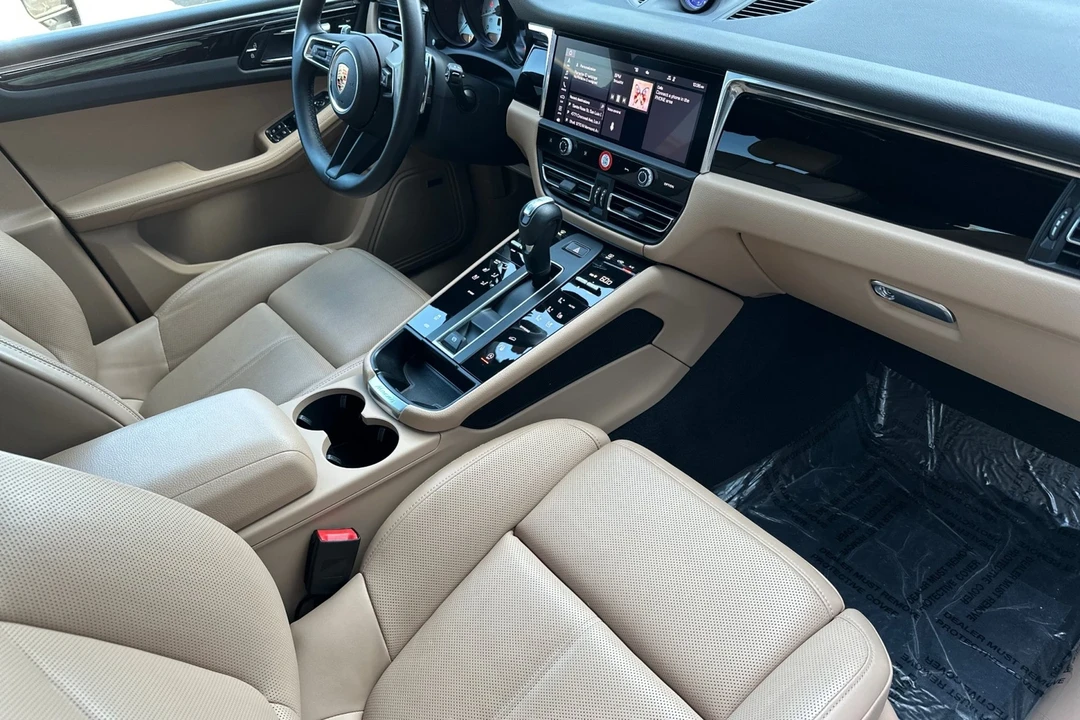 2025 Porsche Macan - Image 18 of 21