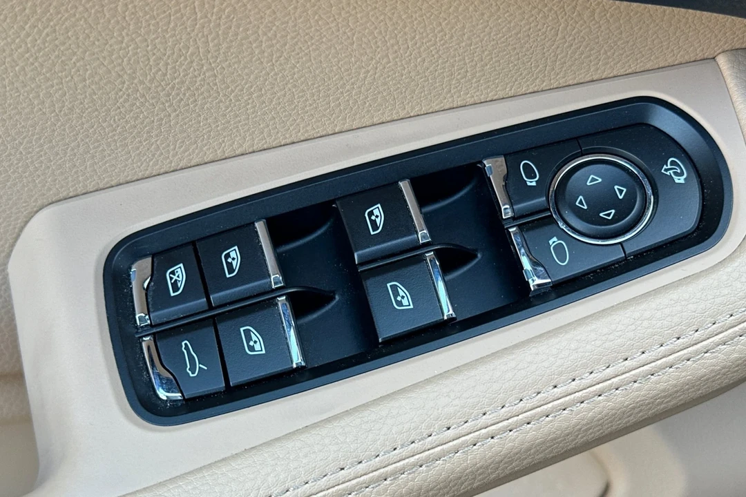 2025 Porsche Macan - Image 13 of 21