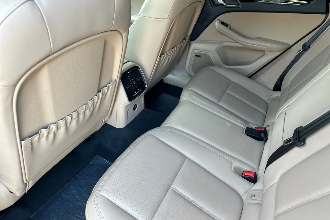 2025 Porsche Macan - Image 15 of 21