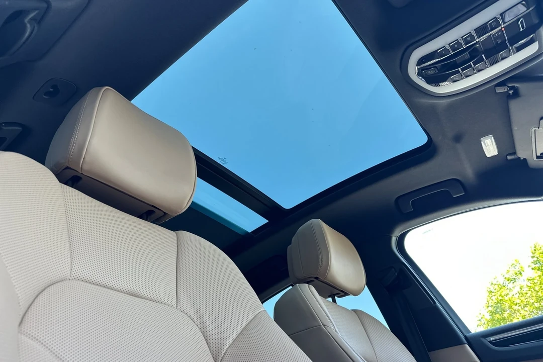 2025 Porsche Macan - Image 19 of 21