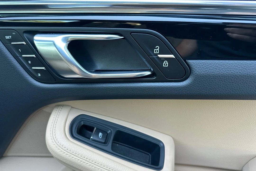 2025 Porsche Macan - Image 20 of 21