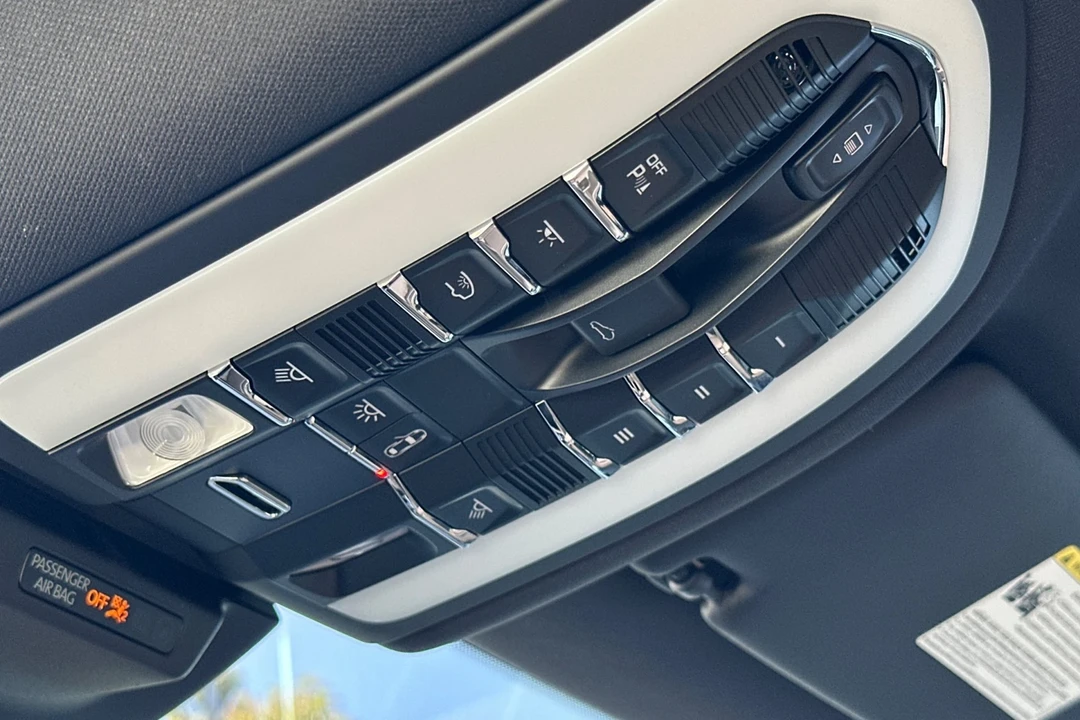 2025 Porsche Macan - Image 21 of 21