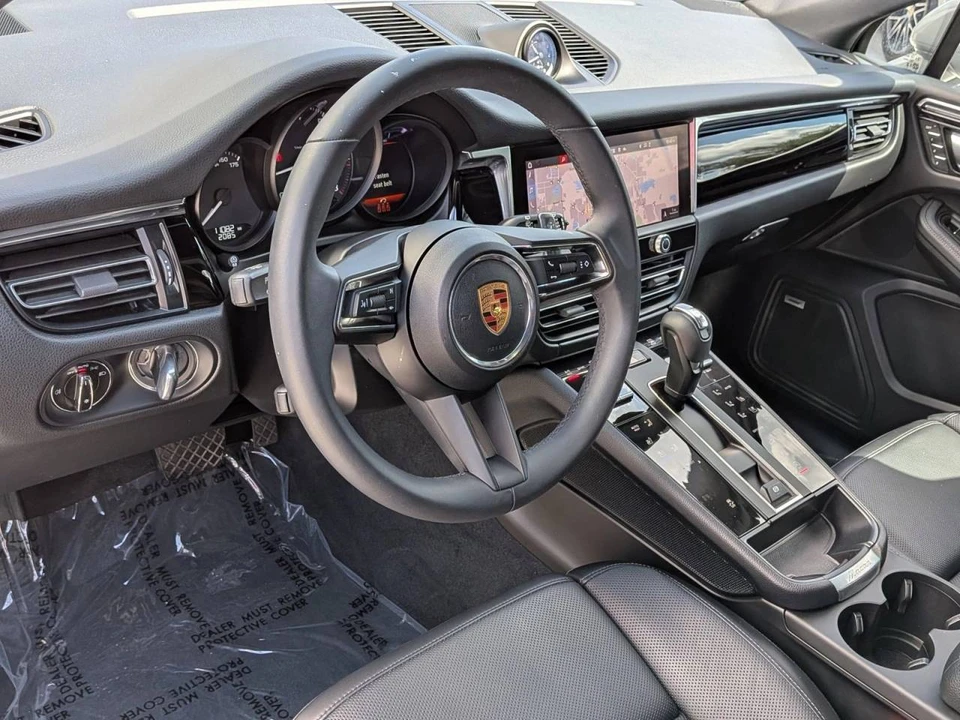 2025 Porsche Macan - Image 4 of 5