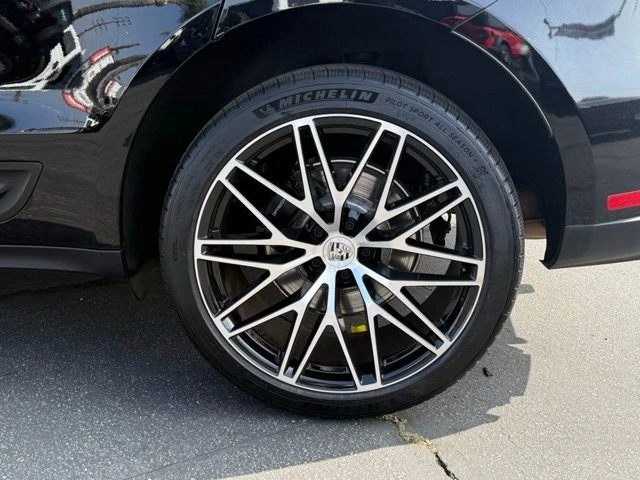 2025 Porsche Macan - Image 10 of 12
