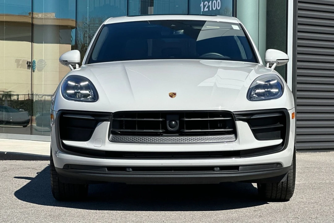 2025 Porsche Macan - Image 11 of 31