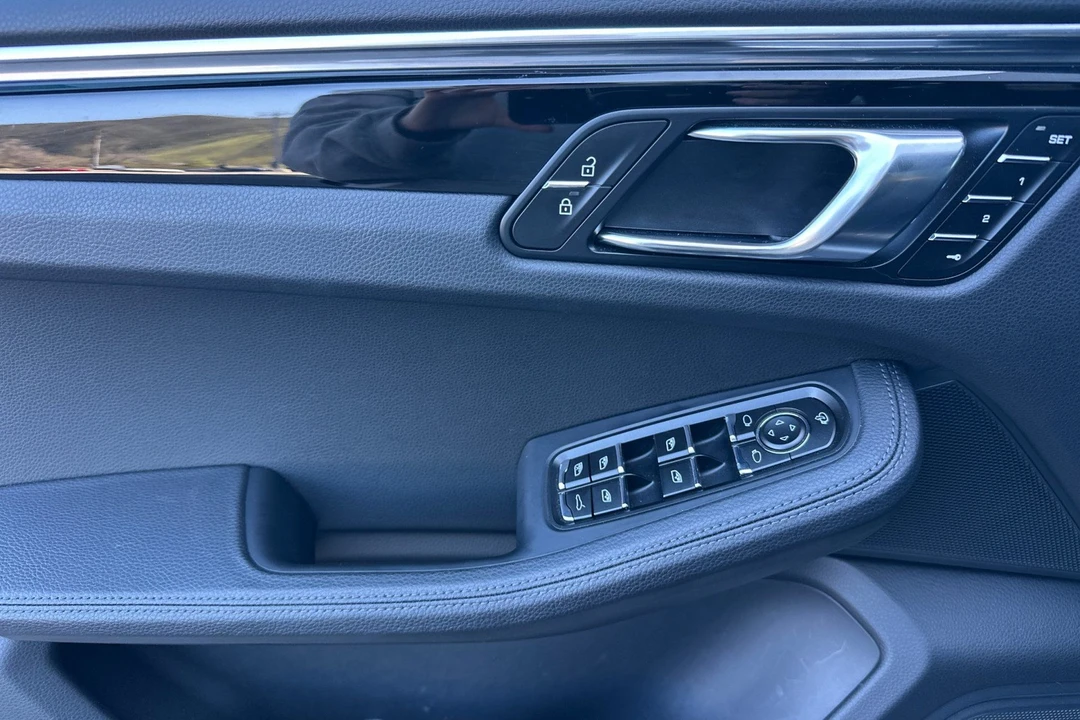 2025 Porsche Macan Electric - Image 12 of 31
