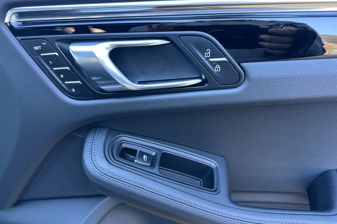 2025 Porsche Macan Electric - Image 20 of 31