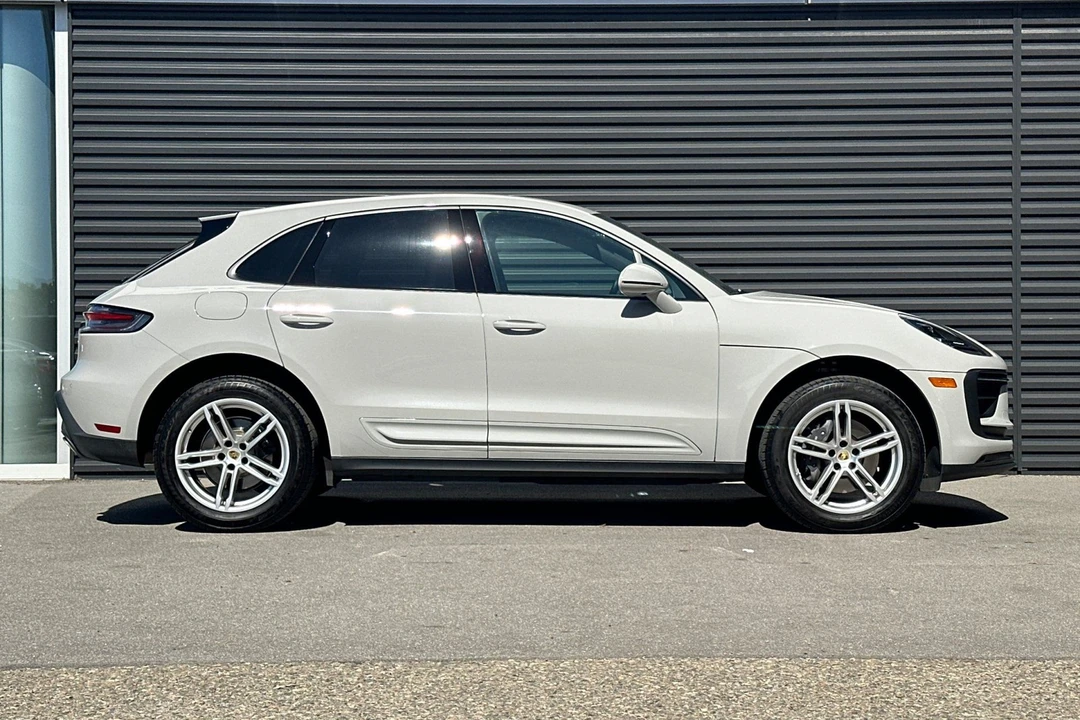 2025 Porsche Macan Electric - Image 9 of 31