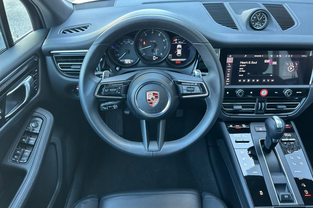 2025 Porsche Macan Electric - Image 16 of 31