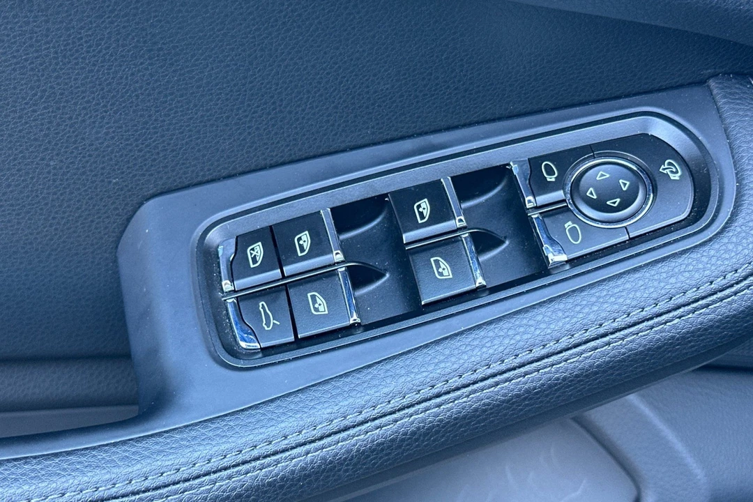 2025 Porsche Macan Electric - Image 13 of 31