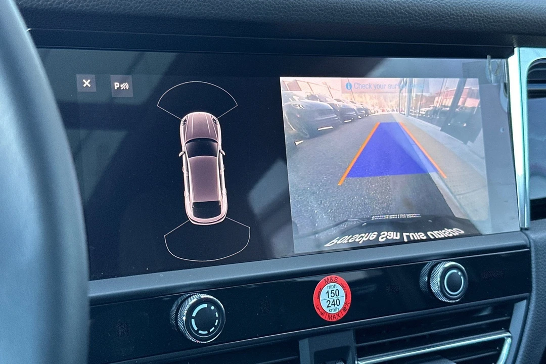 2025 Porsche Macan Electric - Image 24 of 31