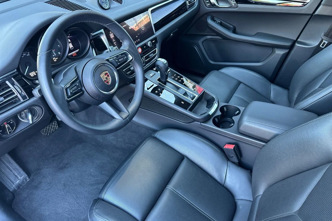 2025 Porsche Macan - Image 4 of 31