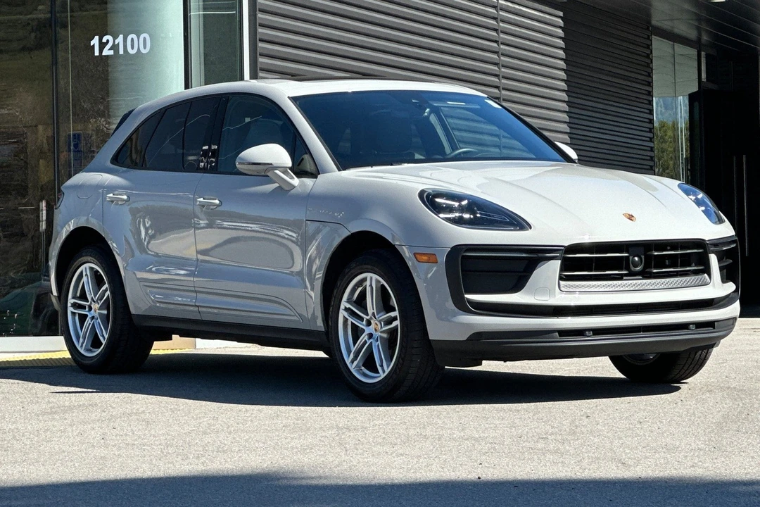 2025 Porsche Macan Electric - Image 10 of 31
