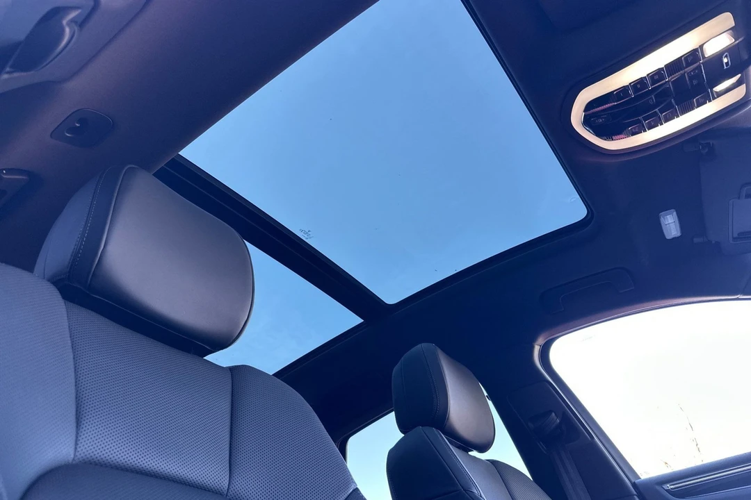 2025 Porsche Macan Electric - Image 19 of 31