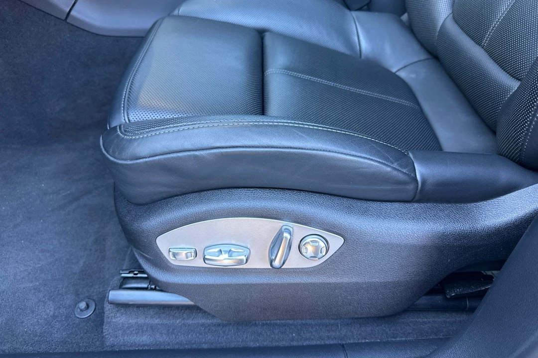 2025 Porsche Macan Electric - Image 14 of 31
