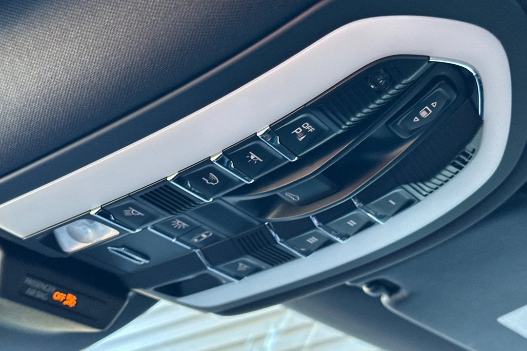 2025 Porsche Macan Electric - Image 21 of 31