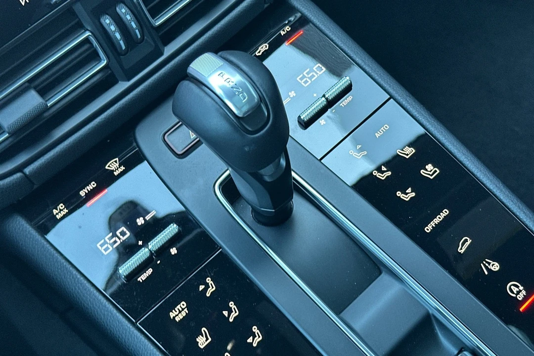 2025 Porsche Macan Electric - Image 28 of 31