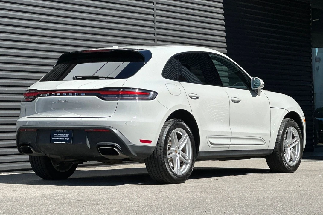 2025 Porsche Macan - Image 8 of 31