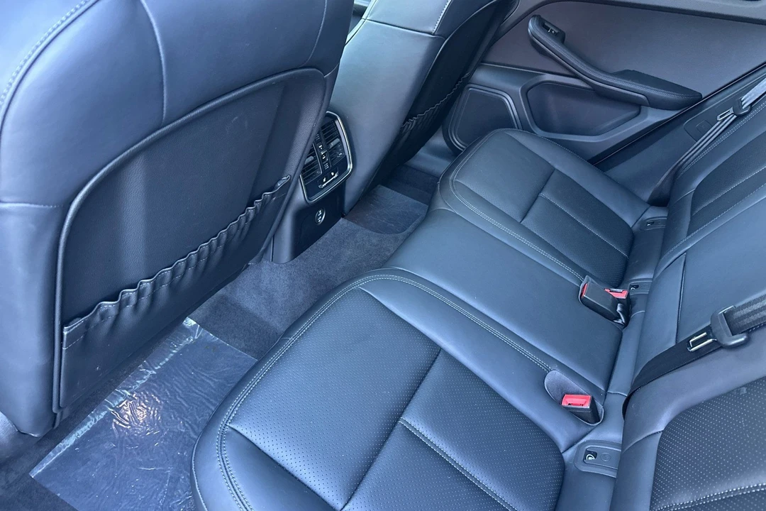 2025 Porsche Macan Electric - Image 15 of 31