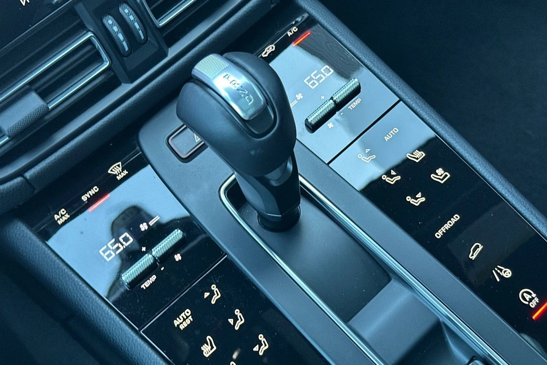 2025 Porsche Macan - Image 28 of 31