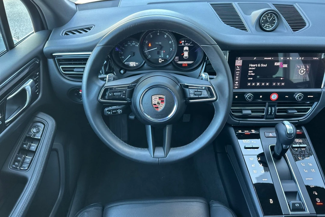 2025 Porsche Macan - Image 16 of 31