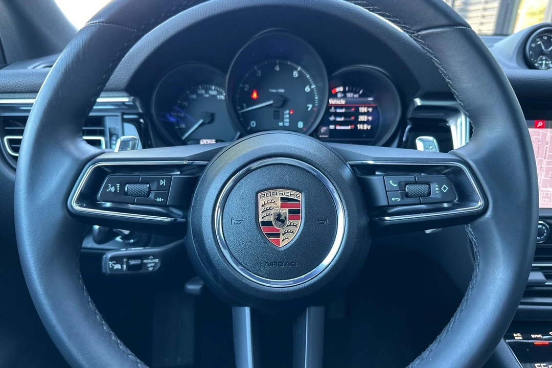 2025 Porsche Macan - Image 29 of 31