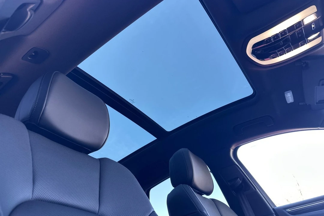 2025 Porsche Macan - Image 19 of 31