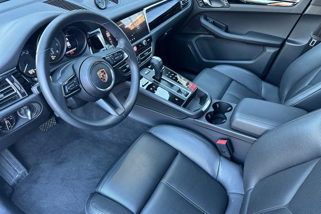 2025 Porsche Macan Electric - Image 4 of 31