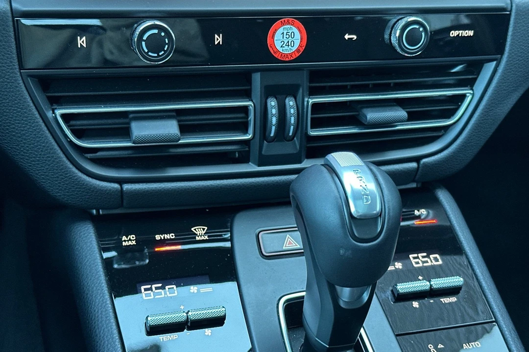 2025 Porsche Macan Electric - Image 25 of 31