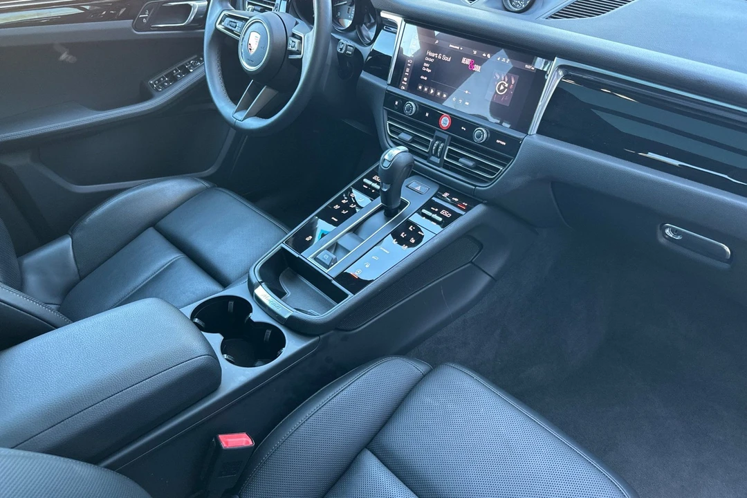 2025 Porsche Macan Electric - Image 18 of 31