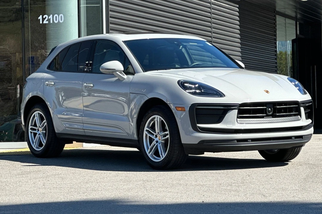 2025 Porsche Macan - Image 10 of 31