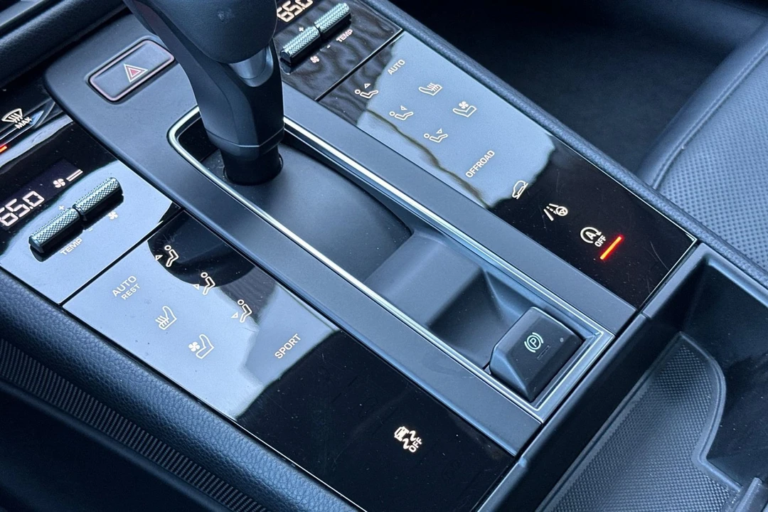 2025 Porsche Macan - Image 26 of 31