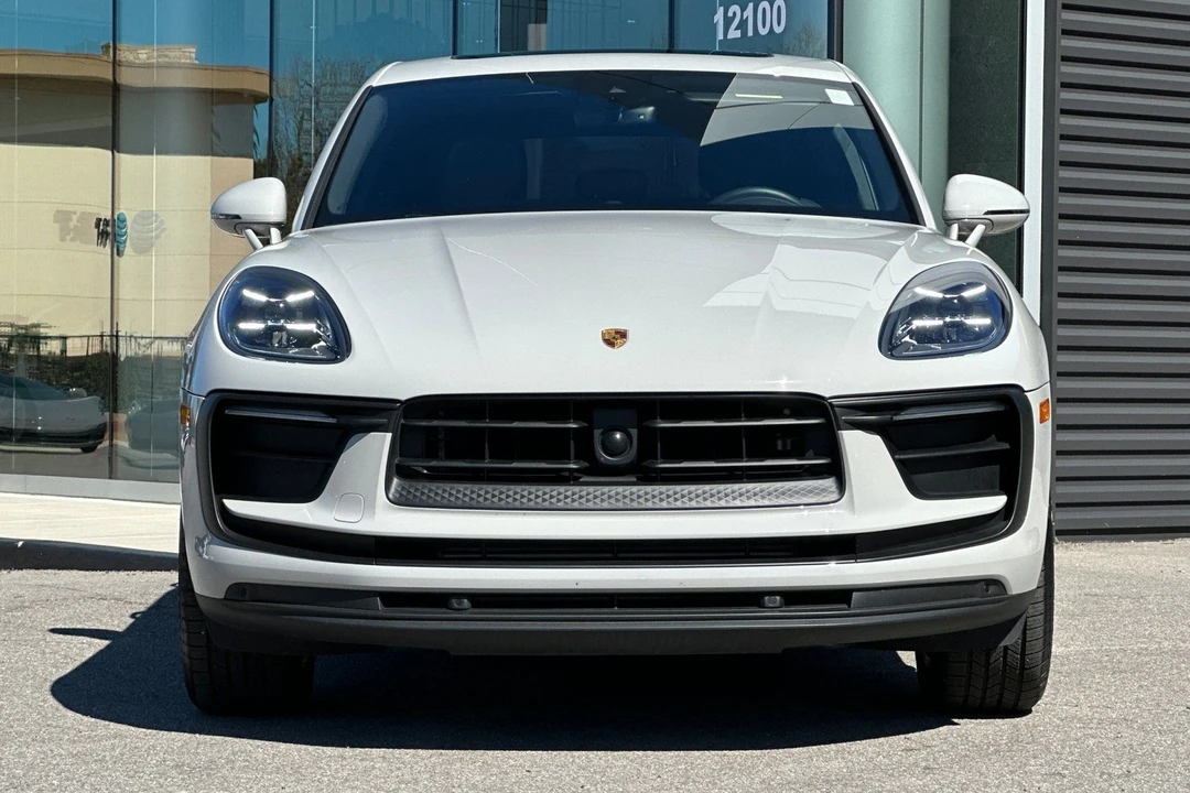 2025 Porsche Macan Electric - Image 11 of 31