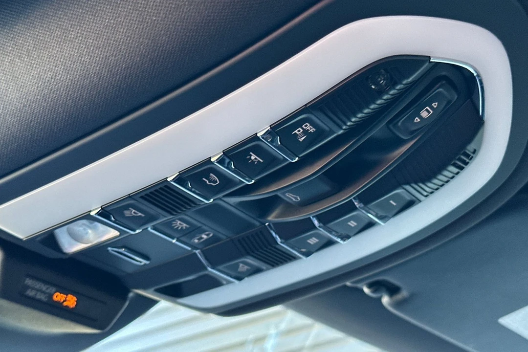 2025 Porsche Macan - Image 21 of 31