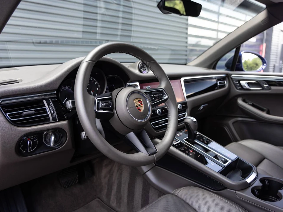 2025 Porsche Macan - Image 4 of 5