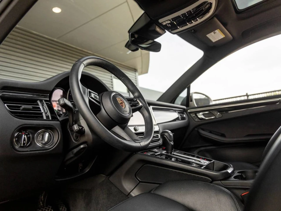 2025 Porsche Macan - Image 4 of 5