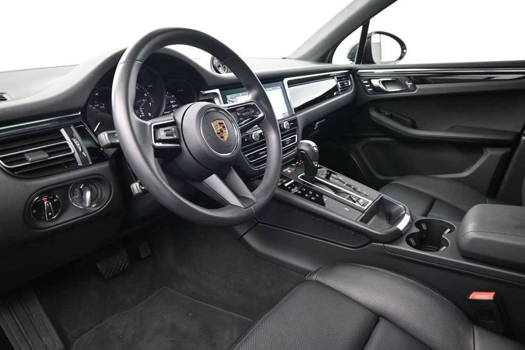 2025 Porsche Macan Electric - Image 4 of 5