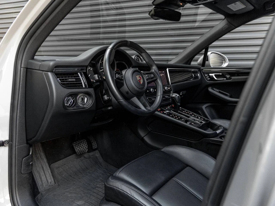 2025 Porsche Macan - Image 4 of 5