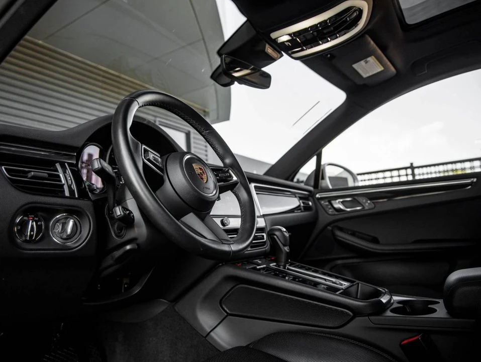 2025 Porsche Macan - Image 4 of 5