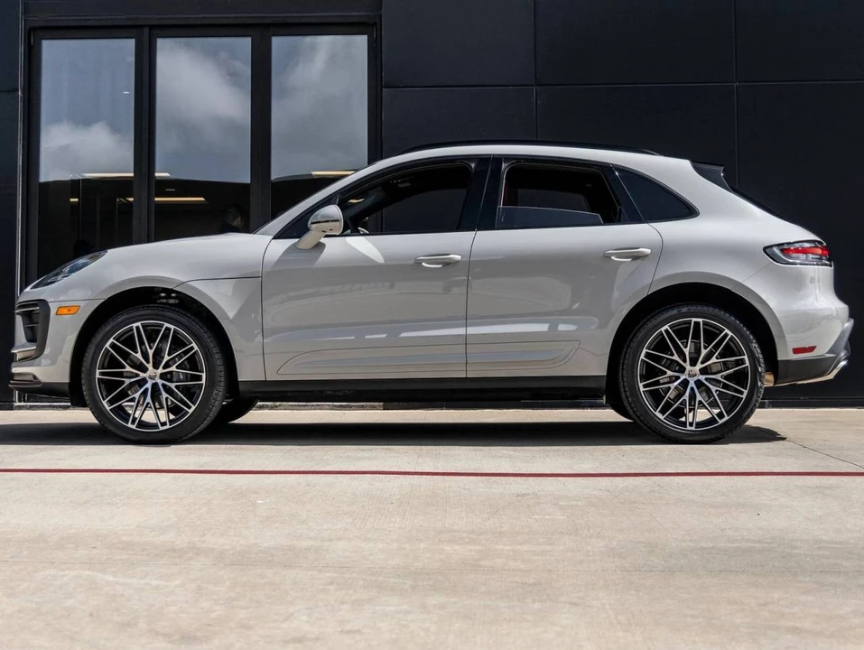 2025 Porsche Macan - Image 2 of 5