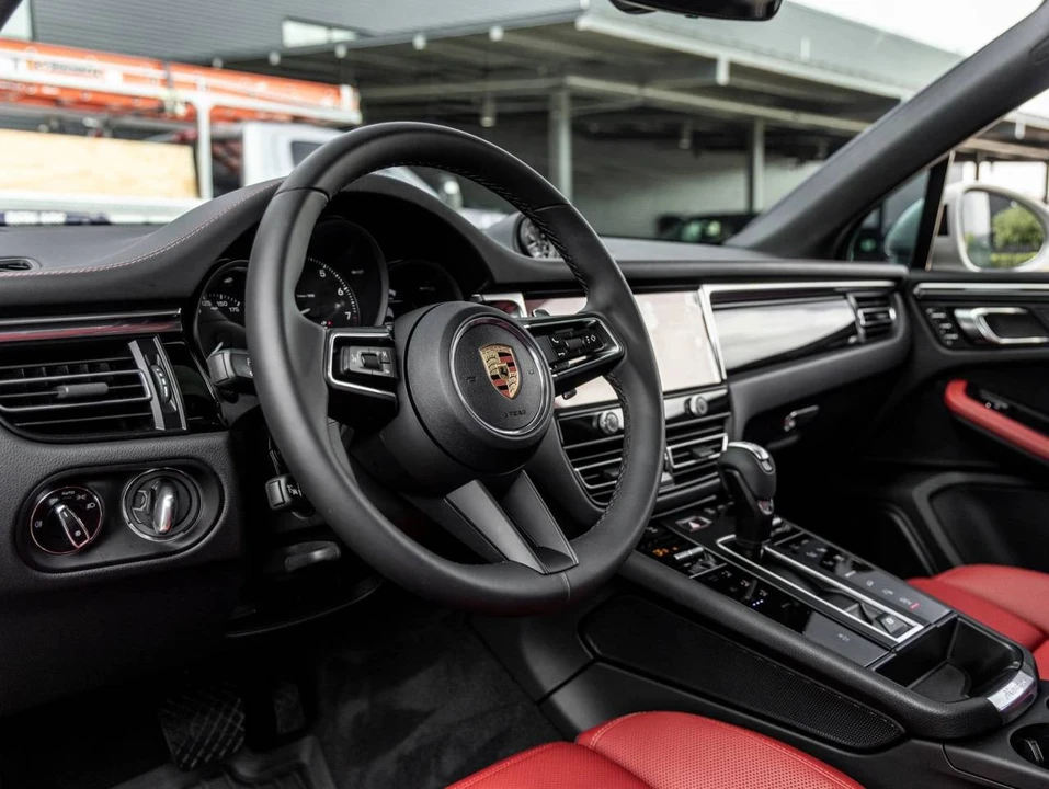2025 Porsche Macan - Image 4 of 5