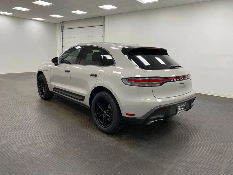 2025 Porsche Macan - Image 3 of 4