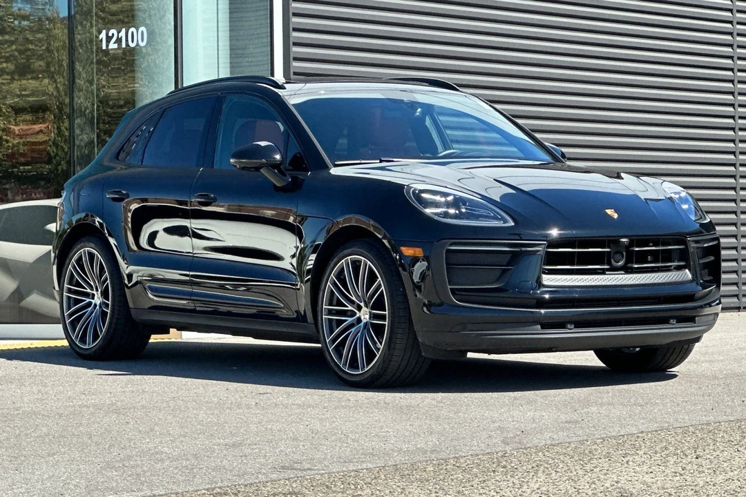 2025 Porsche Macan - Image 10 of 21
