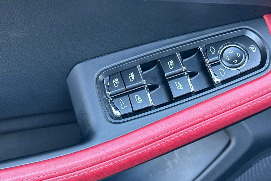 2025 Porsche Macan - Image 13 of 21