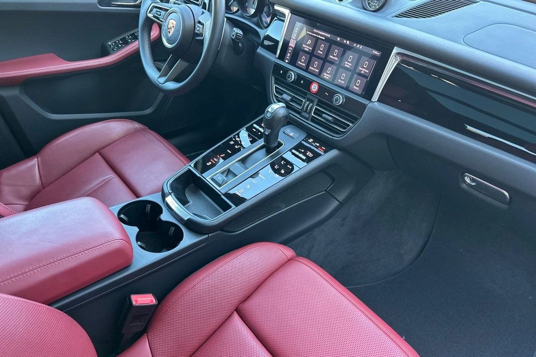 2025 Porsche Macan - Image 18 of 21