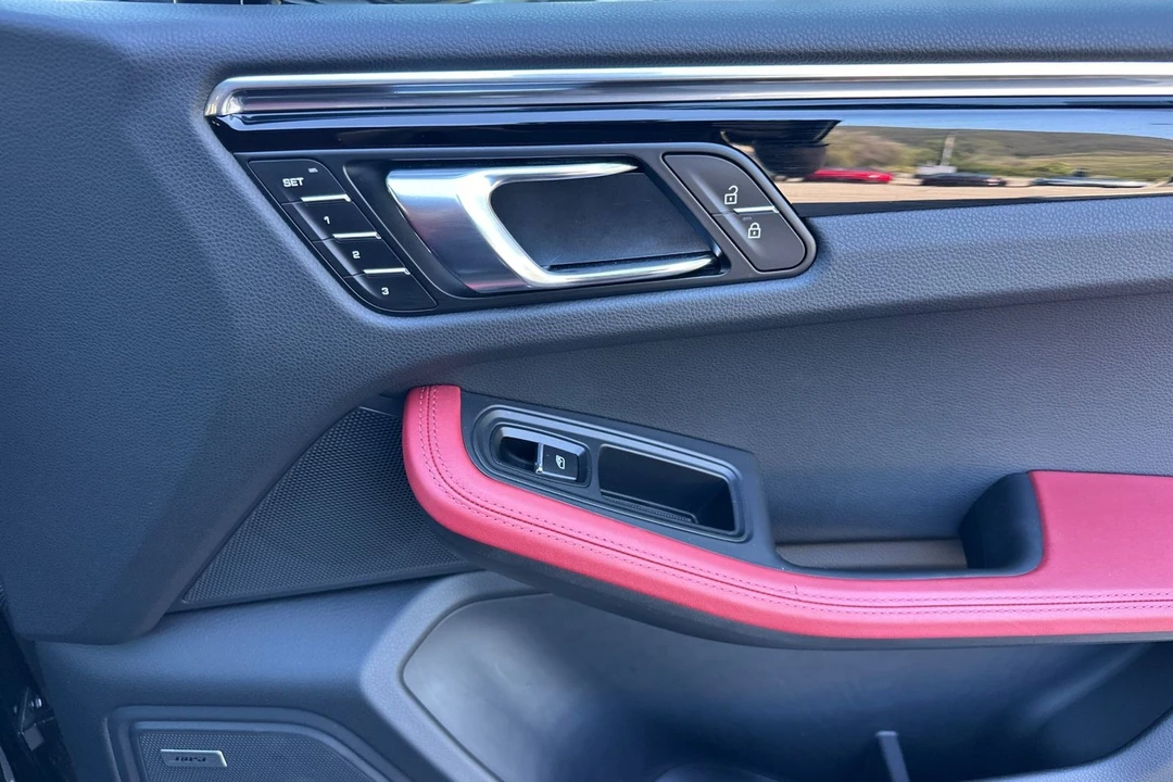 2025 Porsche Macan - Image 20 of 21