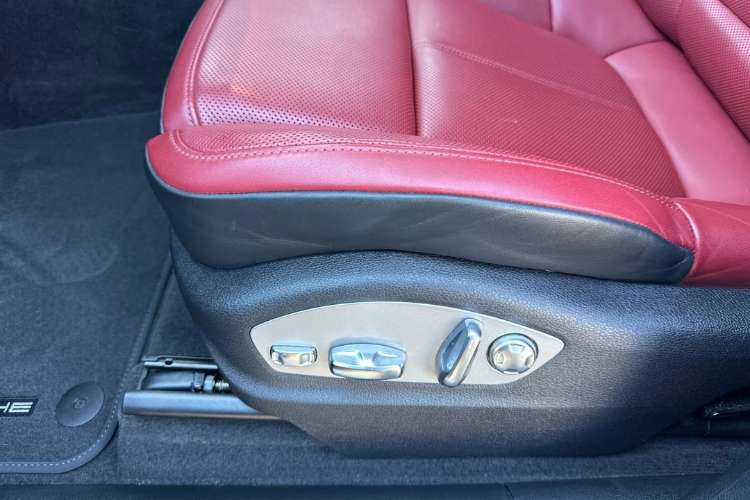 2025 Porsche Macan - Image 14 of 21