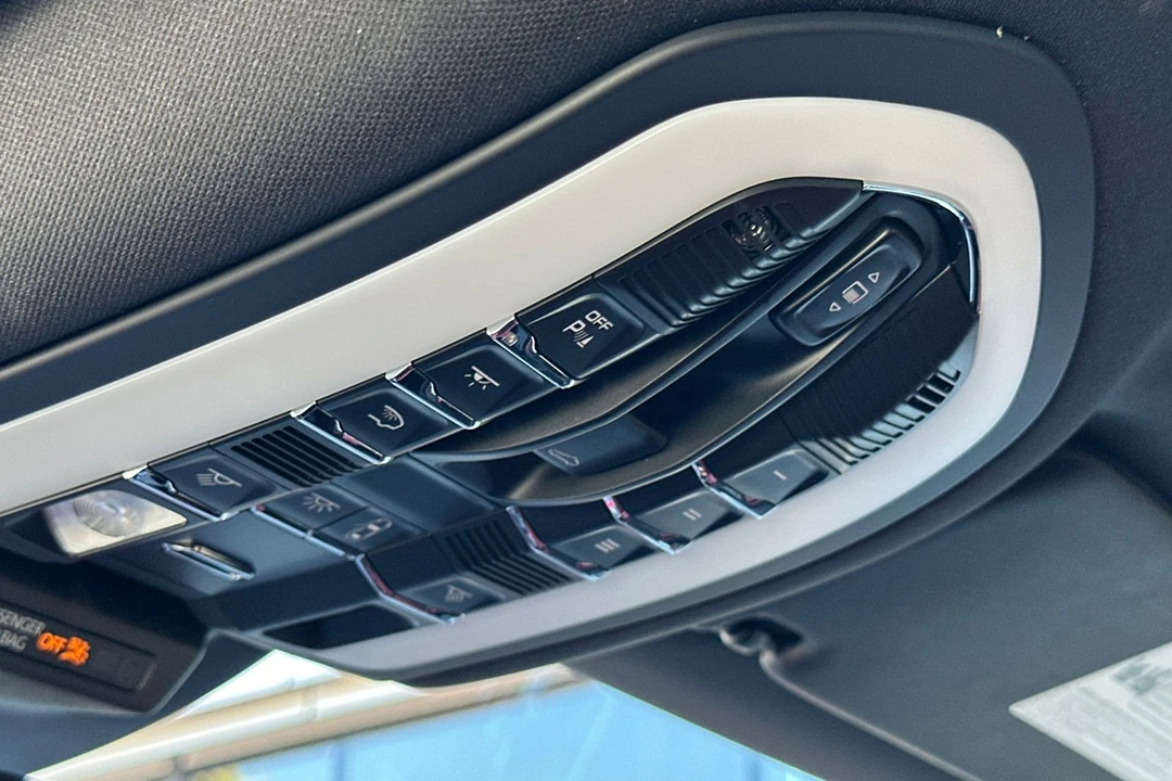 2025 Porsche Macan - Image 21 of 21