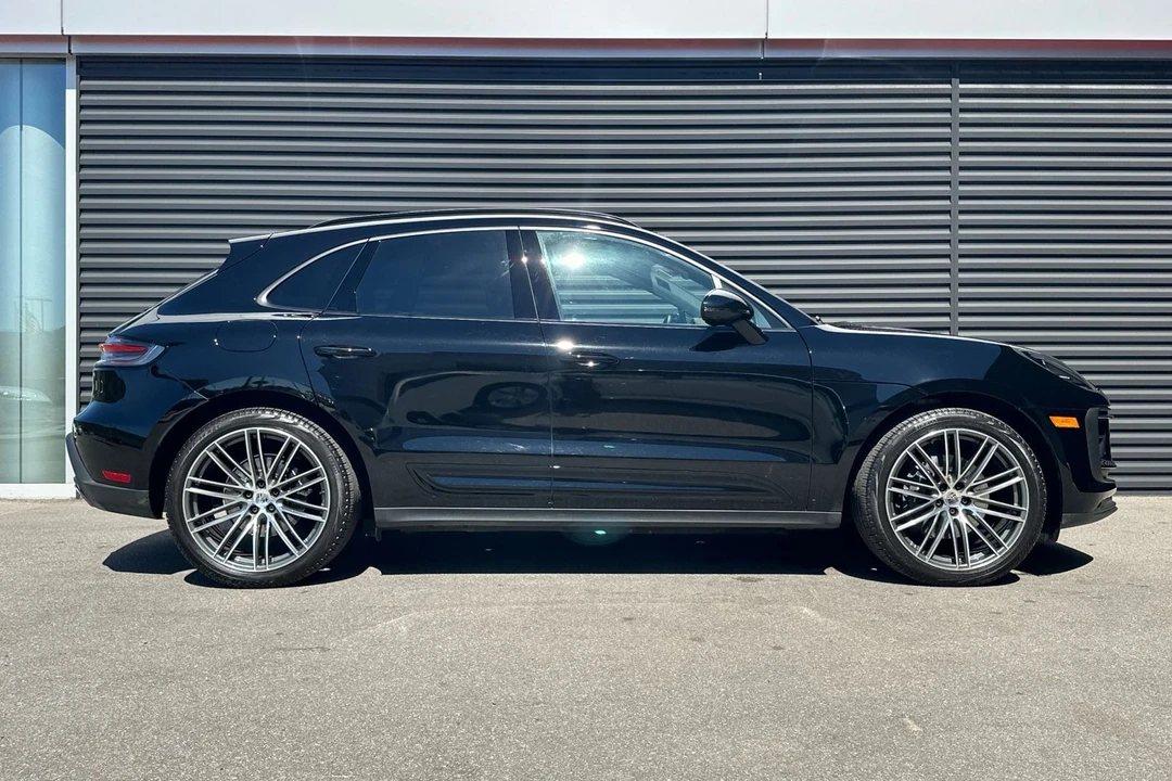 2025 Porsche Macan - Image 9 of 21